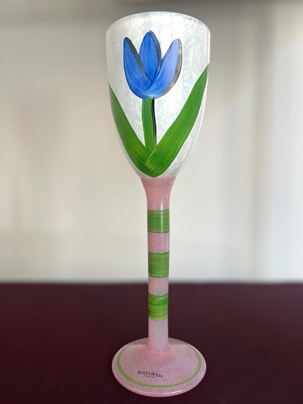 Kosta Boda -  Tulipa - Vit Pokalglas Blå Tulpan Design Ulrica Hydman vallien