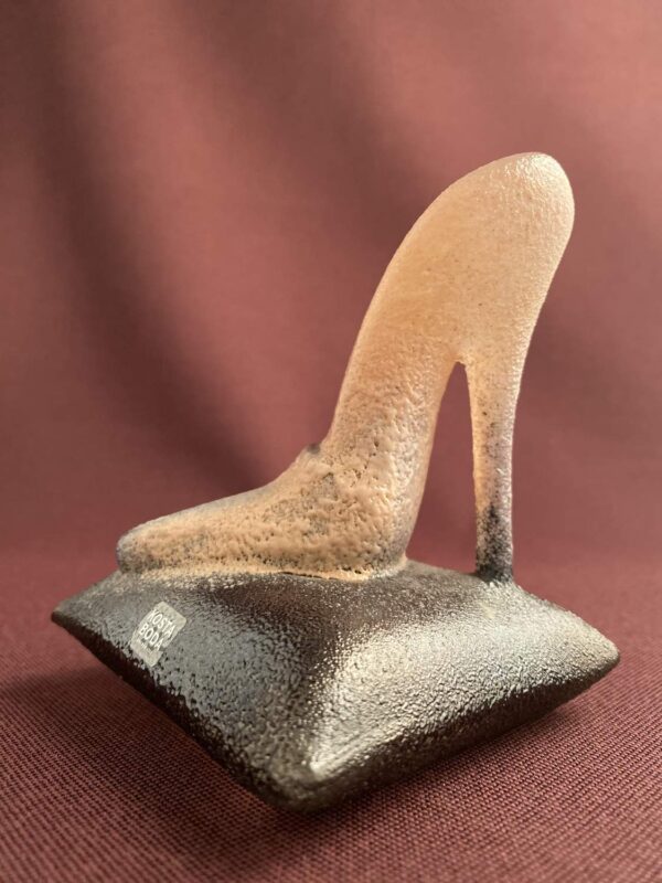 Kosta Boda - Catwalk - Shoe on Pillow - Pink design Kjell Engman