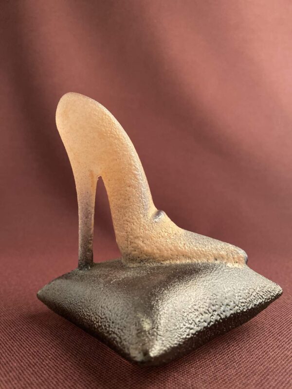 Kosta Boda - Catwalk - Shoe on Pillow - Pink design Kjell Engman