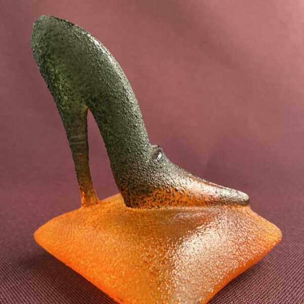 Kosta Boda - Catwalk - Shoe on Pillow - Orange design Kjell Engman