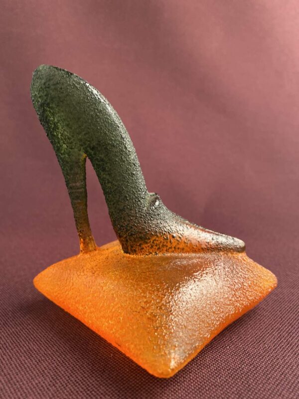 Kosta Boda - Catwalk - Shoe on Pillow - Orange design Kjell Engman