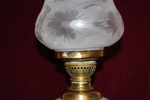 Lampa-Bordsfotogen lampa med dekor av blommor med indragen el 18-1900 tal