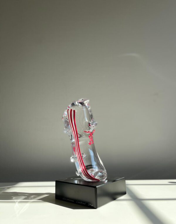 Glasprinsen - Fotboll sko - Klarglas med Röd & Vita ränder endast 25 ex