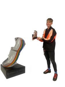 Glasprinsen Pride – Regnbågsskon By Nilla Fischer limiterad nr 6/1000, konstglas