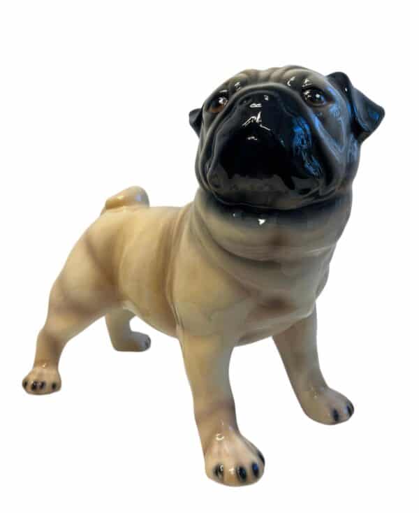 Glasprinsen - Figurin - Hundar - Mops porslin Höjd 29 cm