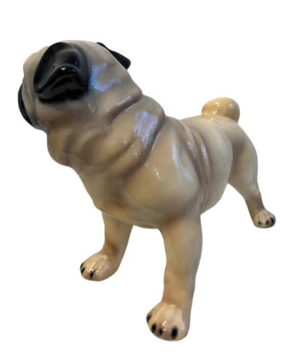 Glasprinsen - Figurin - Hundar - Mops porslin Höjd 29 cm