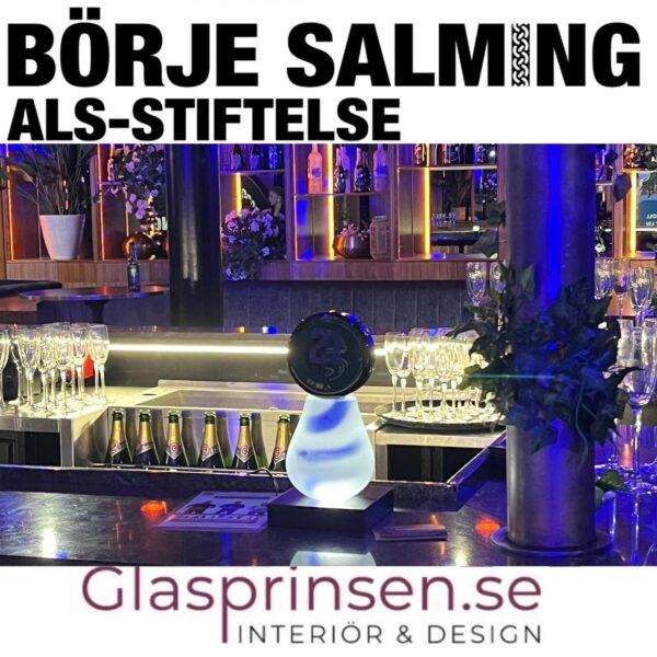Glasprinsen Hockey Puck - Nr 2/100 Börje Salming Handgjort Konstglas vit & blå