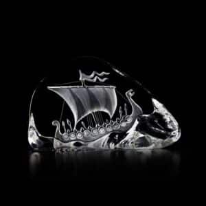 Målerås Nordic Icons – Vikingaskepp kristall stort konstglas – design Mats Jonasson