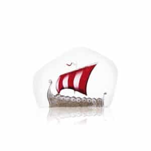 Målerås Nordic Icons – Vikingaskepp röd konstglas H 8 cm – design Mats Jonasson