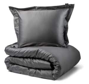 Kosta Boda – bäddset, Manchester Satin mörkgrå, 150 x 210 cm
