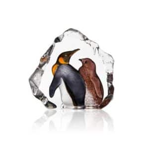 Målerås Wildlife målad – Kungspingvin med unge konstglas – design Mats Jonasson