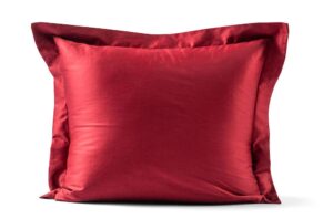 Kosta Boda – örngott, Manchester Satin 50 x 60 cm vinröd