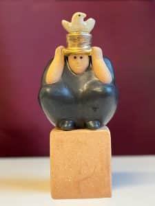 Gustavsberg – Trollkarl / Magiker guld, porslinsfigur – design Lisa Larson