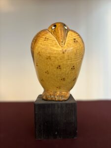 Gustavsberg Fenix – Fågeln Ossian brun & gul, porslinsfigur – design Lisa Larson