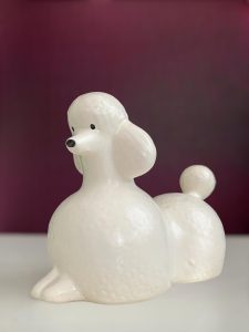 Gustavsberg Kennel – vit stor pudel / Poodle, porslinsfigur – design Lisa Larson