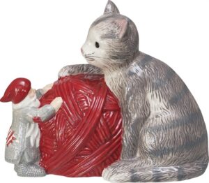Cult Design – Raggsocks katt leker med nystan, stengodsfigur – design Marita Lord