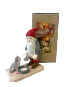Cult Design – porslinstomte, tomte matar katten med mjölk – design Jenny Nyström