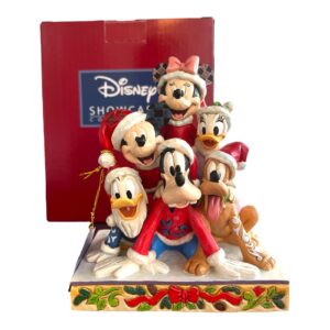 Disney Jul – Kalle & hans vänner önskar god jul / Piled High with Holiday Cheer, figur – design Jim Shore