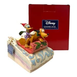 Disney Kalle Ankas Jul – Pluto & Kalle åker kälke i snön, figur – design Jim Shore