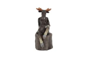 Nääsgränsgården – älg sitter på en stubbe H 13,5 cm, tomtefigur – design Cecilia Carlsson