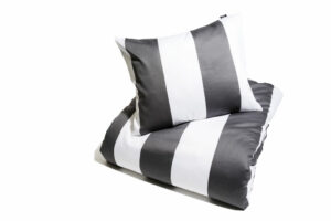 Kosta Linnewäfveri – Fjällbacka Satin grå 50 x 60, bäddset