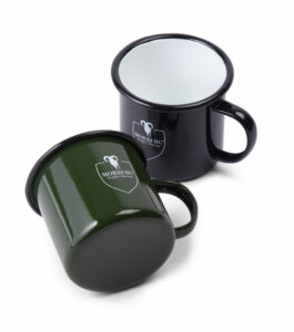 Orrefors Hunting Morberg by Orrefors Hunting – Emaljerad metallmugg 45 cl grön