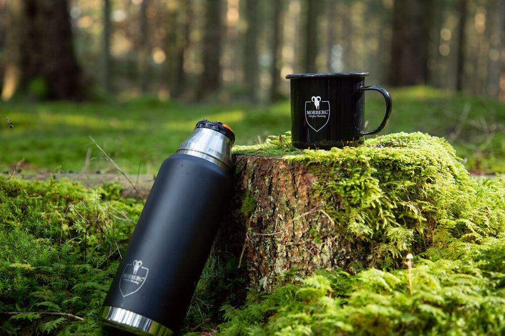MORBERG by Orrefors Hunting Emaljerad metallmugg 45 cl Grön