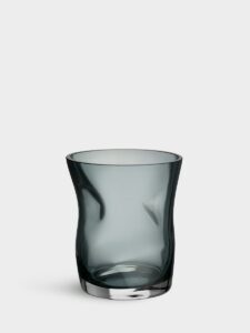 Orrefors Squeeze – tulpanvas blågrå 180 mm – design Lena Bergström
