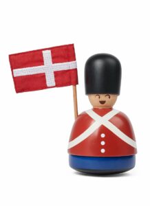 Spring Copenhagen Big Guardy – trädekoration Vaktsoldat 12 cm bok – design Thor Høy