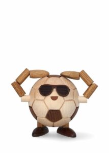 Spring Copenhagen Billy Ball – trädekoration Fotboll 7 cm Lönn – design Thor Høy