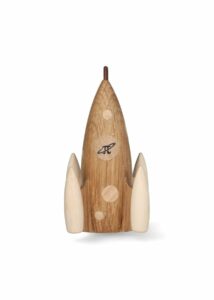 Spring Copenhagen Galaxy – trädekoration Raket 11 cm ek – design Thor Høy