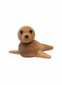 Spring Copenhagen Mini Seal – trädekoration säl 9 cm ek – design Chresten Sommer
