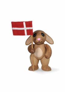 Spring Copenhagen Rabbie – trädekoration kanin med dansk flagga 11,5 cm ek – design Thor Høy