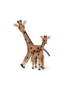 Spring Copenhagen Shaky – trädekoration Giraff 16 cm ek – design Chresten Sommer